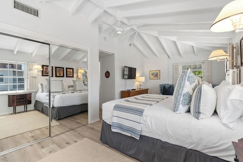 Coastal Modern Balboa Beach Cottage, Steps from Water 4 BD 4 BA