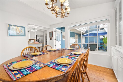 Rannikkoseudun moderni Balboa Beach Cottage, askeleen päässä vedestä 4 BD 4 BA