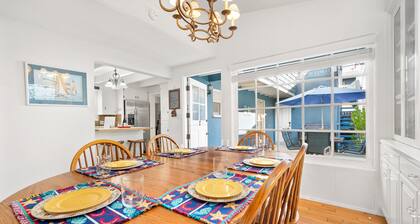 Rannikkoseudun moderni Balboa Beach Cottage, askeleen päässä vedestä 4 BD 4 BA