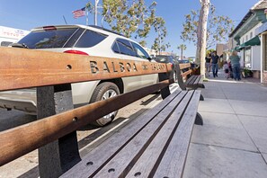 Puinen penkki, jossa on teksti ”BALBOA ISLAND”.
