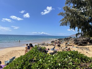 Nær stranden og strandhåndklær