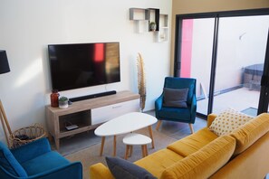 Een televisie, boeken en een stereo