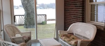 Beautiful Skinner Cottage overlooking the lake