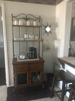 Interior - Beautiful Skinner Cottage overlooking the lake (Albion)