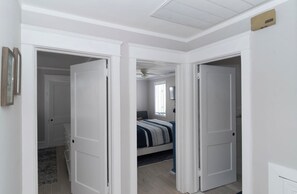 Desk, WiFi, bed sheets - Second Wind at Wyoming (Ventnor City)