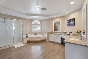 Een haardroger, handdoeken