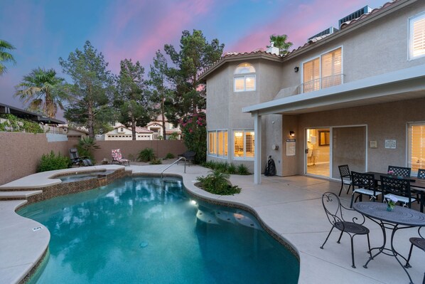 Outdoor pool - Henderson Hideaway: Poolside Retreat for 12 Guests in a Spacious Home! (Henderson)