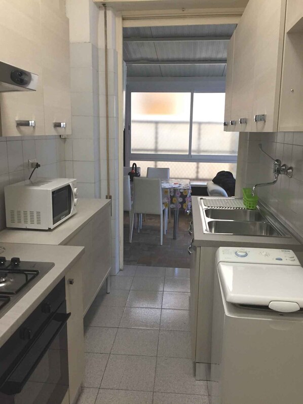 Apartamento, 2 quartos | Cozinha privada | Geladeira grande, micro-ondas, fogão, cooktop