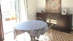 Apartamento, 2 quartos | Opções para refeição no quarto