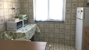 Apartamento, 2 quartos | Cozinha privada | Máquina de café expresso, geladeira grande, micro-ondas, fogão