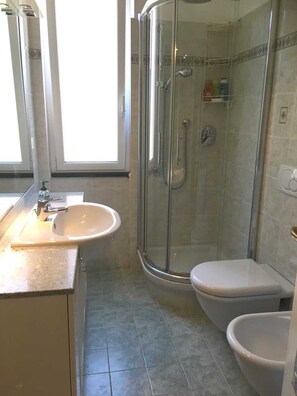 Appartamento, 2 camere da letto | Bagno | Doccia, soffione a pioggia, asciugacapelli, bidet