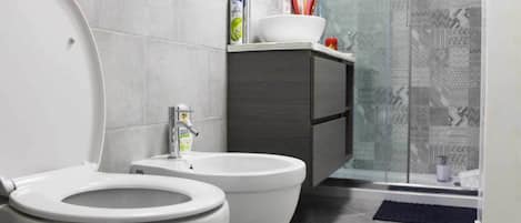 Apartment, 1 Schlafzimmer | Badezimmer | Dusche, Regendusche, Haartrockner, Bidet