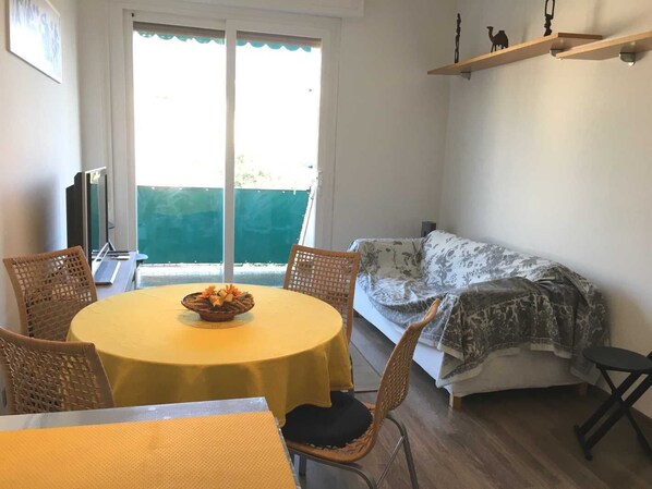 Apartment, 2 Schlafzimmer | Wohnbereich