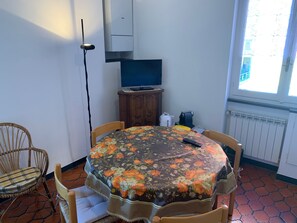 Apartment, 2 Schlafzimmer | Essbereich im Zimmer