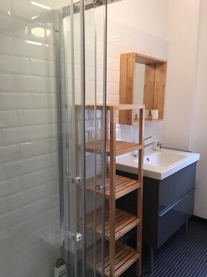 Apartment, 1 Bedroom | Bathroom | Shower, rainfall showerhead, hair dryer, bidet - Mughetto (Rapallo)