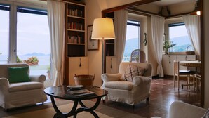 Appartement, 3 chambres | Salle de séjour | Téléviseur
