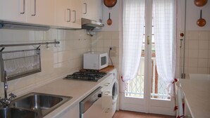 Appartement, 3 chambres | Cuisine privée | Cafétière à espresso, réfrigérateur grande capacité avec congélateur