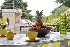 Outdoor dining - Villa Chichizola (Rapallo)