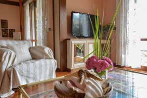 Apartment, 3 Schlafzimmer | Wohnbereich | Fernseher