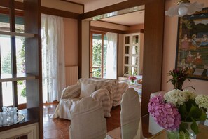 Apartment, 3 Schlafzimmer | Wohnbereich | Fernseher