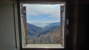A window with a view of a mountainous landscape and a body of water. - Vista Portofino (Rapallo)
