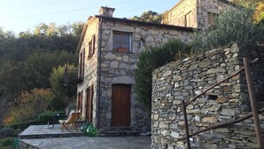 A stone house with a wooden door and a small balcony. - Vista Portofino (Rapallo)