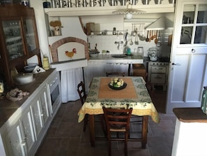 Appartement, 2 chambres | Restauration dans la chambre