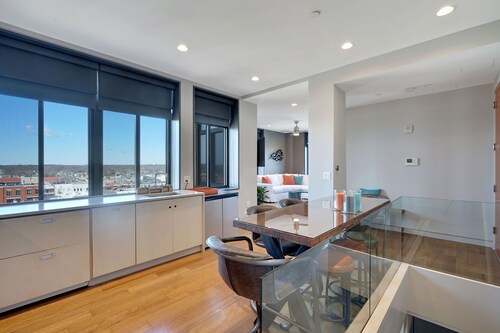 Summer Rental - 2 Bedroom/2 Bath Highrise - Downtown Modern Luxury!