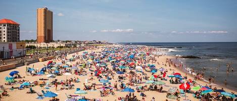 Una spiaggia nelle vicinanze, lettini da mare, teli da spiaggia