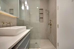 Badewanne, Haartrockner, Handtücher, Toilettenpapier