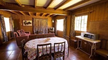 Standard Cabin | Private kitchen | Mini-fridge, microwave, cookware/dishes/utensils