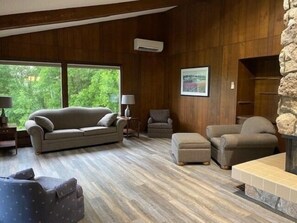 Deluxe Cabin | Living area