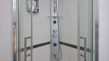 Executive Apartment, Ensuite, Garden View (Close to John Airport) | Bathroom