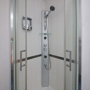 Departamento ejecutivo, baño en la habitación, vista al jardín (Close to John Airport) | Baño