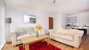 Executive Apartment, Ensuite, Garden View (Close to John Airport) | Lounge - Liverpool City Stays - Liverpool Entire Place - Close to Airport EE1 (Liverpool)