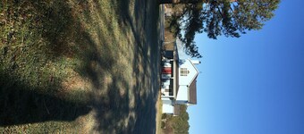 Gårdshjem med hester og storfe på stedet.