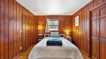 4 bedrooms, desk, iron/ironing board, travel cot