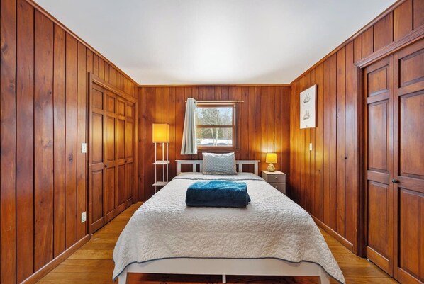 4 bedrooms, desk, iron/ironing board, free WiFi