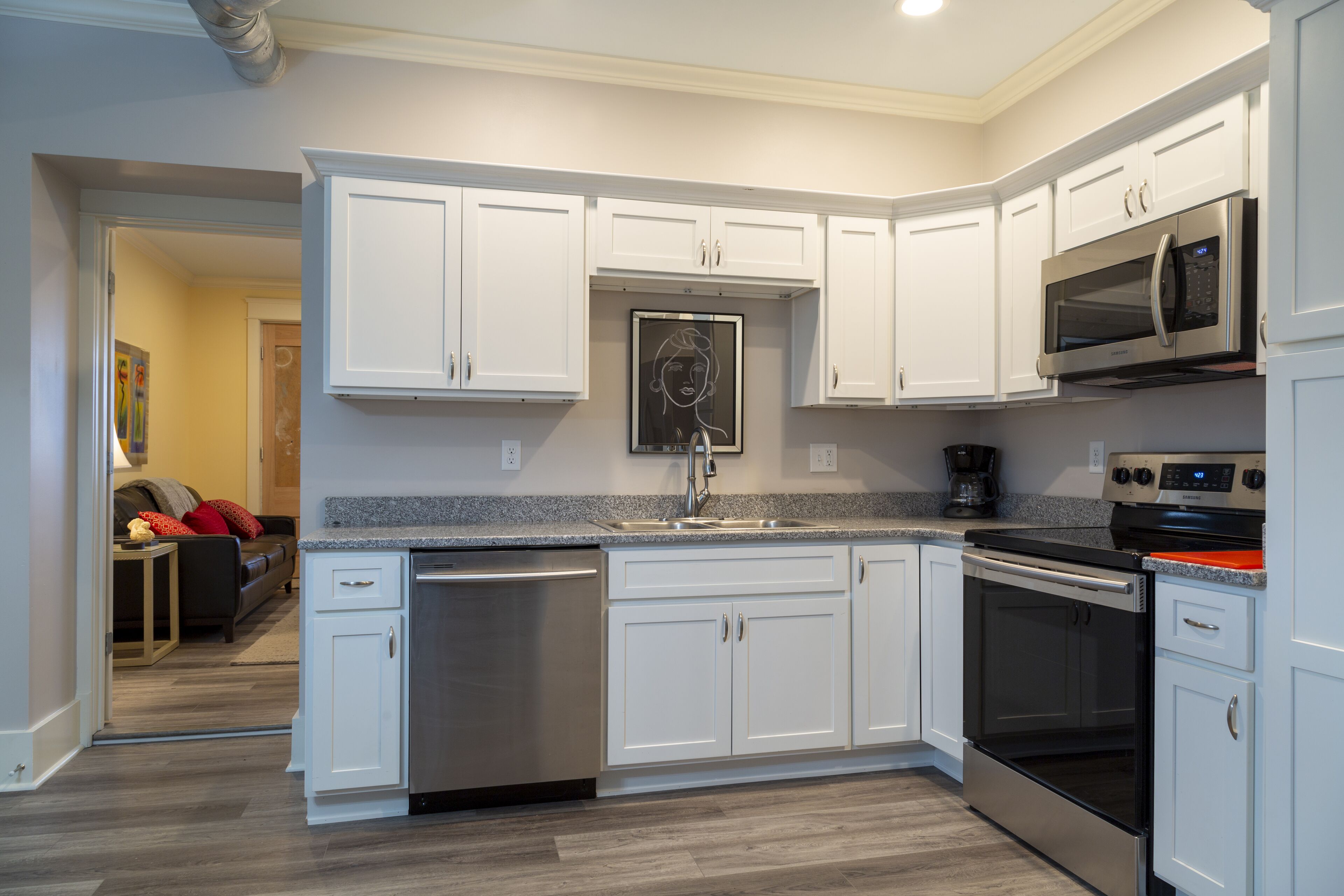 Réfrigérateur, micro-ondes, four, plaque de cuisson