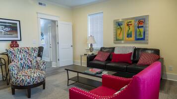 TV connectée, livres, chaîne hi-fi