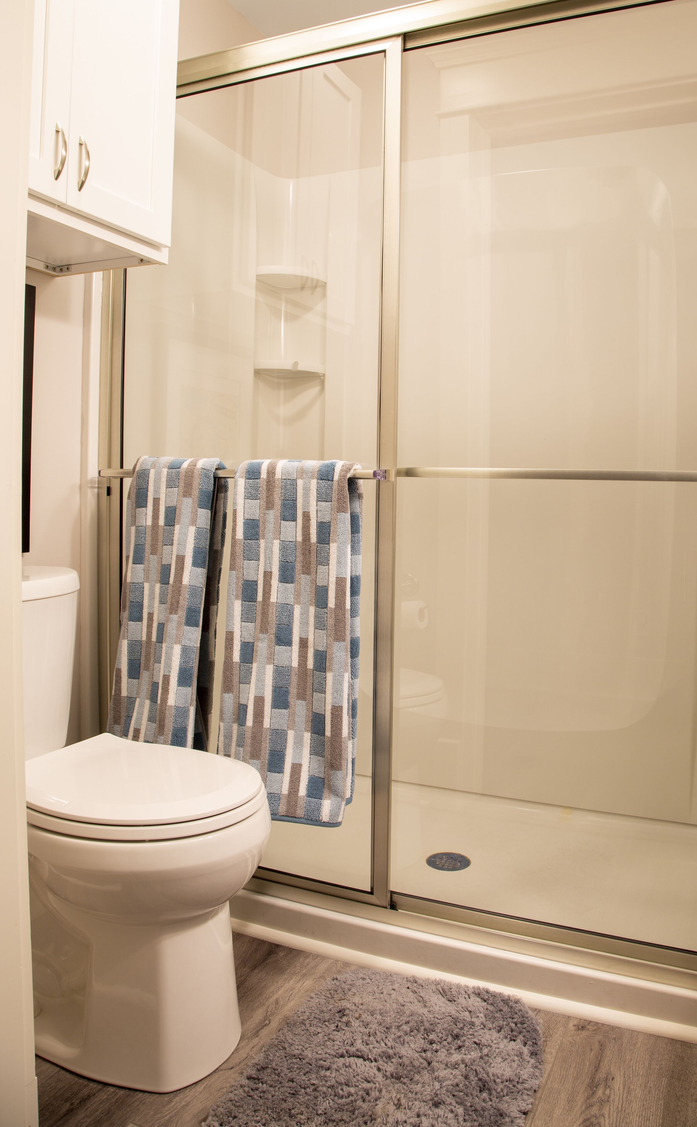 Combined shower/tub, hair dryer, towels, soap
