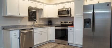 Réfrigérateur, four à micro-ondes, un four, surface de cuisson