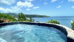 A clear blue pool with a view of the ocean and mountains in the background. - Villa Cap Ouest - Private swimming pool and private sea access - Grande Anse (Les Anses-d'Arlet)