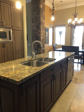 Jääkaappi, mikroaaltouuni, uuni, liesi