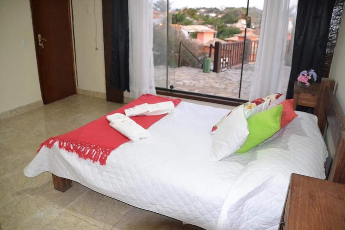Cortinas blackout, wifi gratis y ropa de cama
