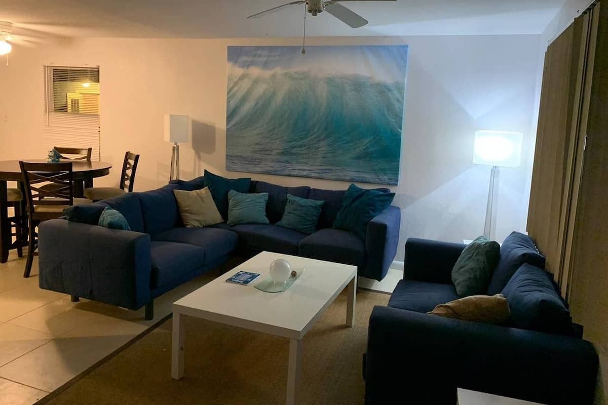 Apartemen, 2 kamar tidur, Bebas Asap Rokok (Beach Apt for families, 3min to beach) | Ruang keluarga | TV layar datar