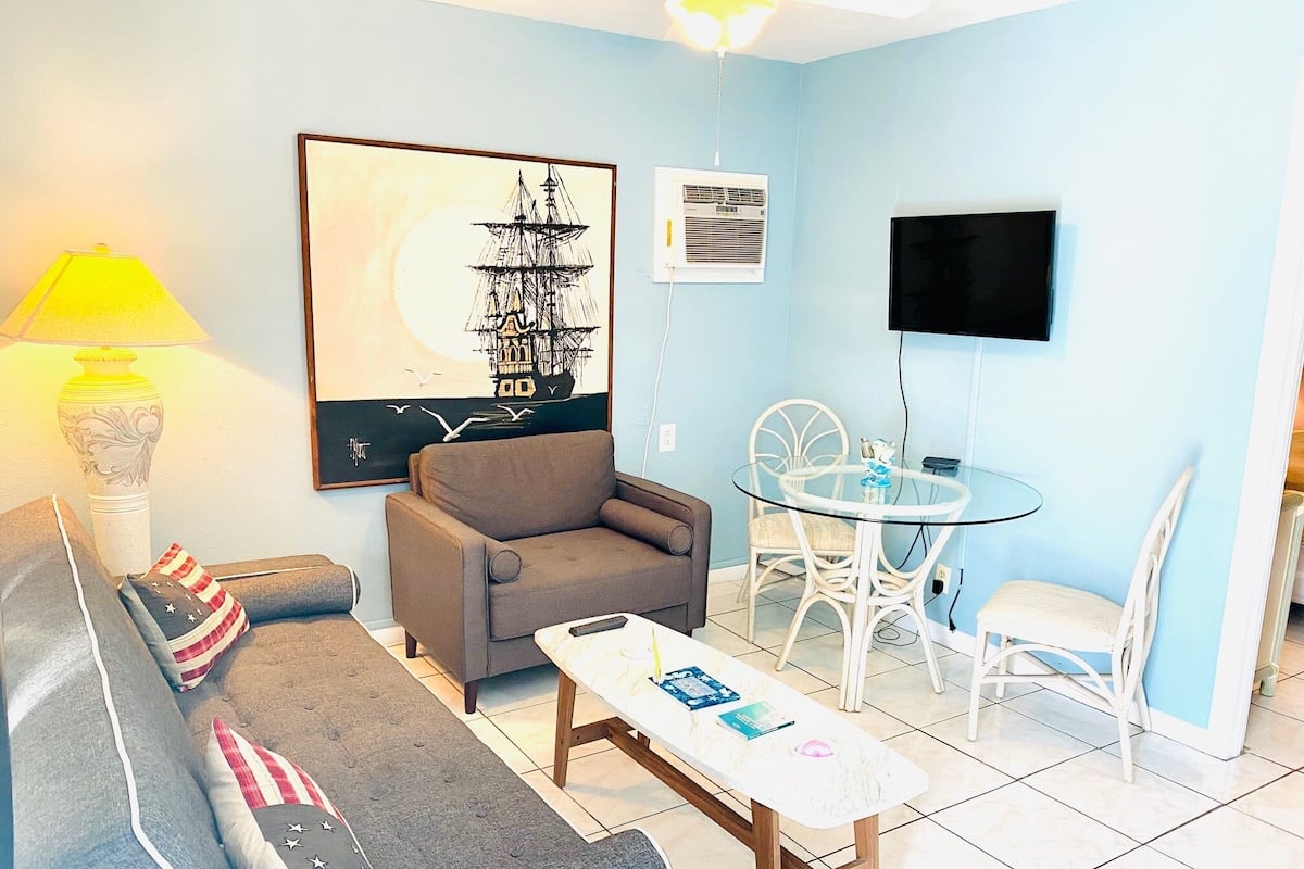 Apartemen, 1 kamar tidur, Bebas Asap Rokok (Walkway to Beach!) | Area keluarga | TV layar datar