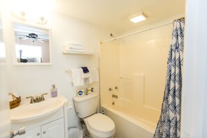 Apartment, 1 Bedroom, Non Smoking (Beachlife Deluxe - 5 min to beach) | Bathroom