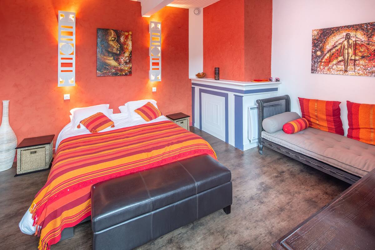Deluxe Double or Twin Room | Desk, laptop workspace, WiFi (free), bed sheets