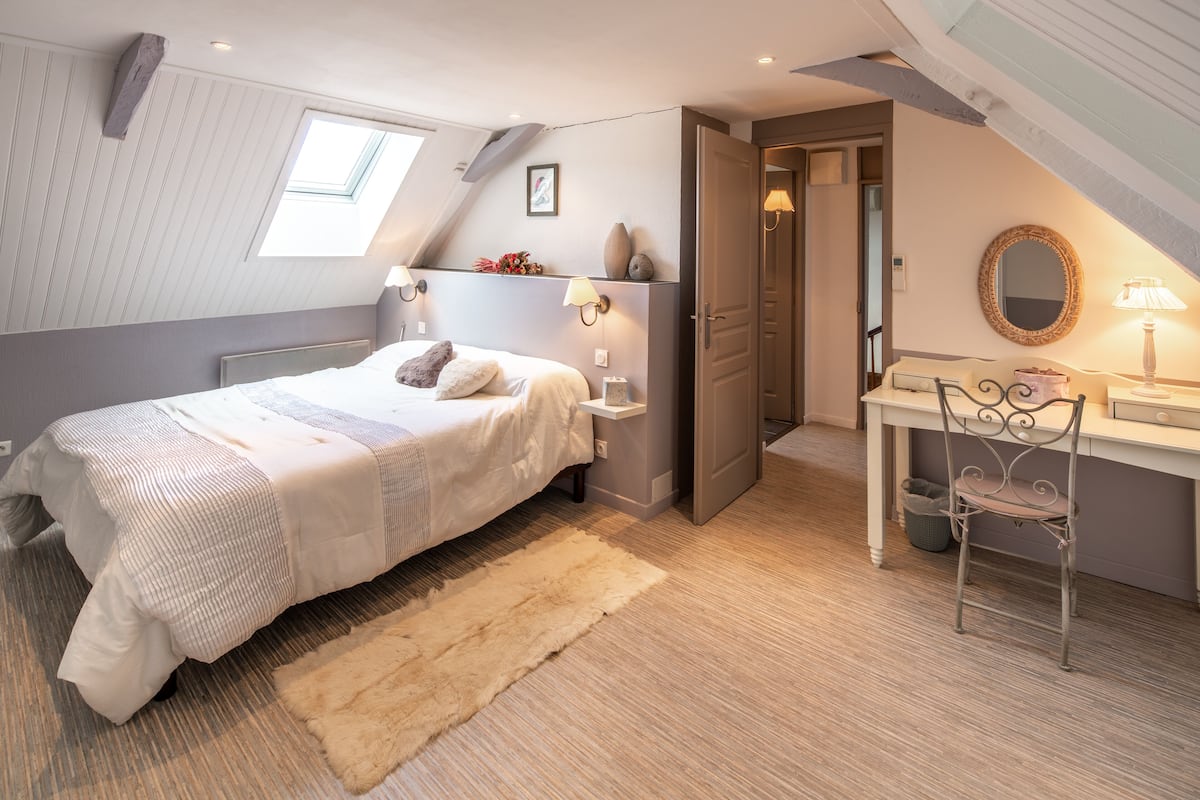 Exclusive Double Room | Desk, laptop workspace, WiFi (free), bed sheets